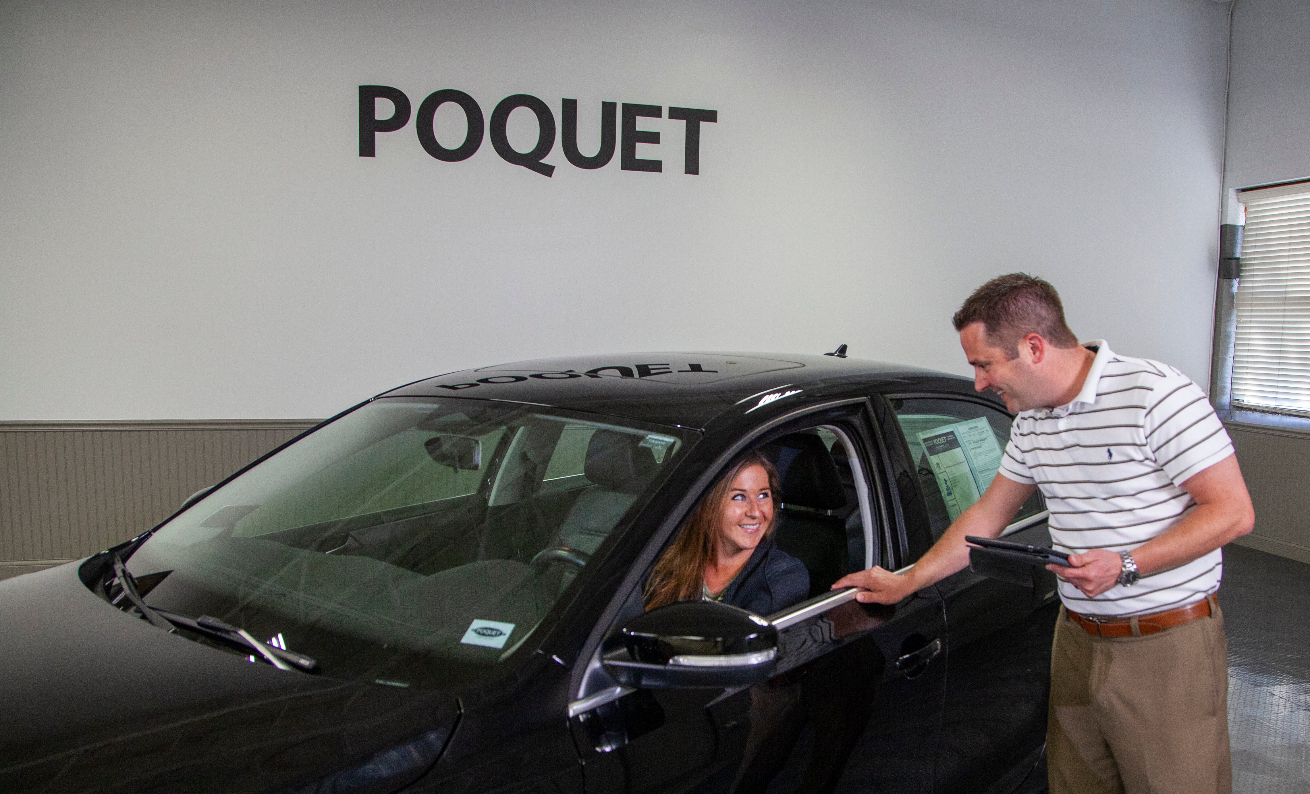 auto-dealer-selling-black-car-to-customer-poquet-2
